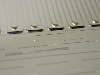 Close-up on 2-level microfluidic design with total pattern height 350µm